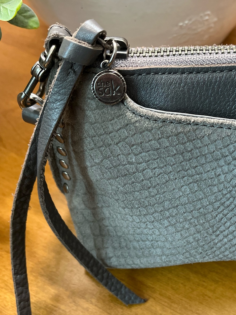 The Sak Charcoal Gray Crossbody Bag with Subtle Croc Texture NWOT - Picture 4 of 9